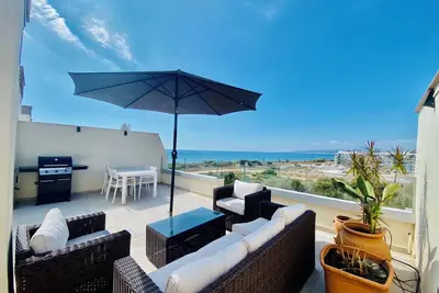 Image de Takvåning vid Havet med två Terrasser, Pool, Wi-fi, Garage