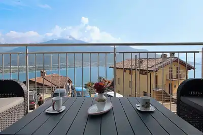 Image de Nouvel appartement Casa Andrea avec vue sur le lac, terrasse et parking gratuit sur place
