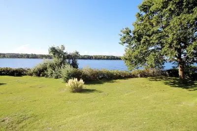 Image de Apartment facing the lake with terrace for relaxing.