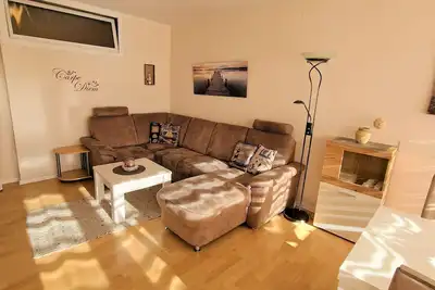 Image de The converted apartment with separate bedroom (with door) is fully furnished with lam