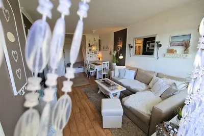 Image de Beautiful and very harmoniously furnished vacation apartment with Pvc in floorboard look in