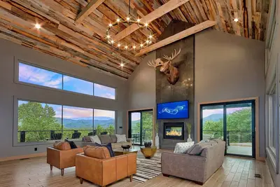 Image de Enjoy a new modern cabin with indoor pool, game room, basketball court