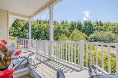 Image de Warm, Modern Single-Level Home Overlooking Netarts Bay Has Ocean Peek and More!
