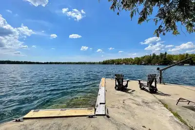 Image de Quaint 4 bedroom 2 bathroom cottage on the lake