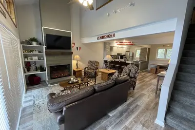 Image de Prime Location! Picturesque ski-in/ski-out townhouse across from Holiday Valley