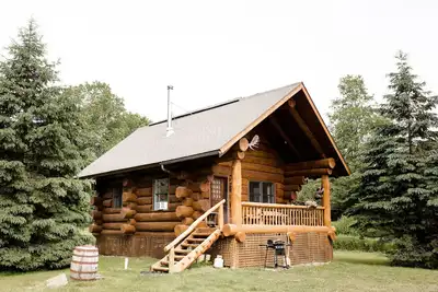 Image de Handcrafted Riverfront Cabin on 10 acres