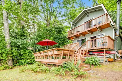 Image de Soundfront Home w/ 3 Decks, Kayaks, Shared Dock & Water Views - 2 Dogs Ok