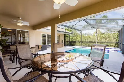 Image de Newly decorated 4 bed private pool home near Disney, own mini putt putt golf hole