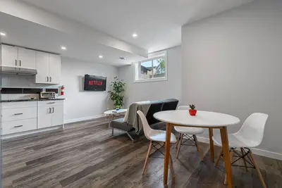 Image de Tranquil & Cozy Atmosphere | Brand new area near Yyc Airport| Just Renovated!