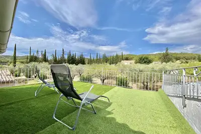 Image de There is the sun, the countryside and the sea. . .