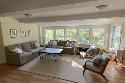 Image de Spacious 5 bedroom home in town with large deck!