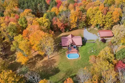 Image de Elegant log chalet w/hot tub sitting on 36 private acres