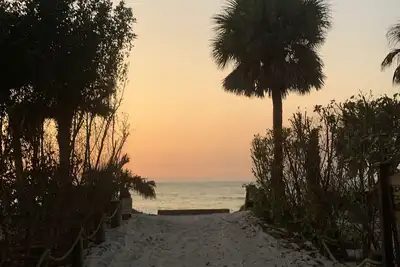 Island Paradise: Steps to Private Gulf Beaches, Pools, Hot Tub & Golf Cart All