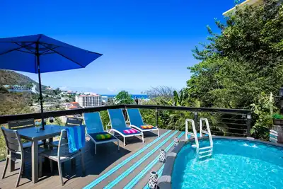 Centrally located minutes away from great beaches, town center and French side.