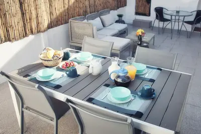 Central location, large patio (barbecue and Wi-Fi)