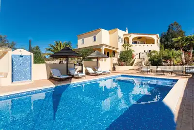 Image de A perfect house on the right place with a unique and distinctive location