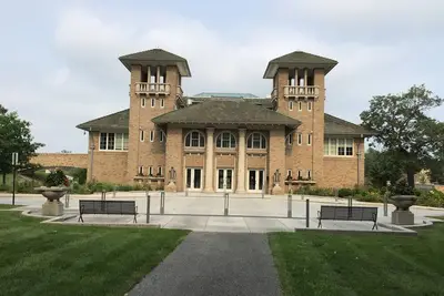 Image de Nestled just behind Marquette Park. 5 minute walk to beach.