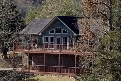 Image de 5 minutes to Pigeon Forge fun! Tranquil setting. Hot tub, game room, fire pit.