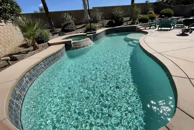 Image de Great 4 bedroom 3bath pool and spa home