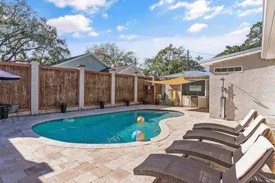 Image de Centrally located to the Village and Beaches Sleeps 8 with a Pool