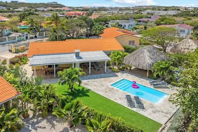 Image de Luxurious detached house with private pool and large garden, centrally located.
