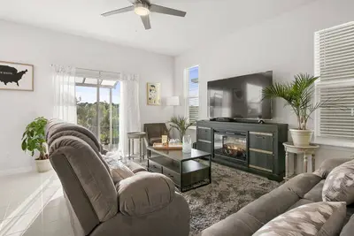 Image de Brand New Home Near Disney in beautiful community