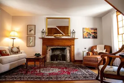 Image de Modern. Cozy. Historic - in the heart of downtown Lewisburg!