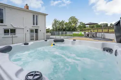 Image de 4 chambres à coucher à Henllan