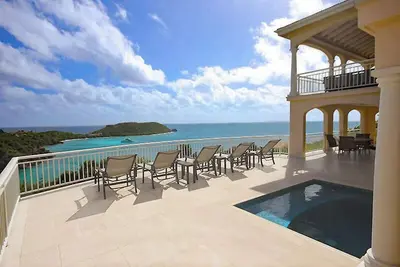 Image de Experience stunning views and indulge in upscale furnishings that seamlessly blend comfort and elegance. This property is designed for those who appreciate the finer things in life!