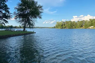 Image de Water Views Everywhere - Lake Front Cottage with Private Dock and Boat Ramp