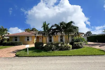 Image de Coastal Casa~Walk to Beach~Pet Friendly~Boat & Golf Cart Rentals~3br/2Bath