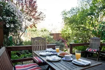 Image de Central Castro 2br w/ Private Deck, Garden and Laundry- No Stairs!