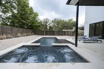 Image de Luxury New Home, Private Pool/Spa, Sleeps 10 all King, Cold Plunge, 4 min to Dt
