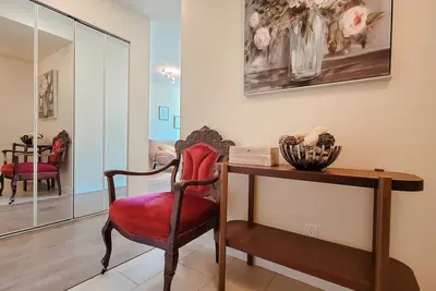 min 30 days*/free parking/ pet friendly downtown apartment