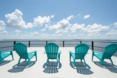 Image de Updated Style on the Lake