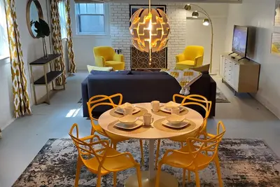 Image de Historic Lake Harriet - Garden Level - Quiet Neighborhood. Walk to Lake, Shops.