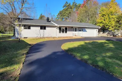 Image de Newly Remodeled In The heart Of The Suburbs