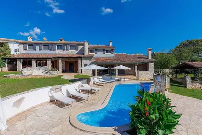 Image de Villa avec piscine, sauna et piscine intérieure