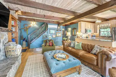 Image de Enchanting Highlands Cottage w/ Pond & Waterfall