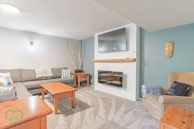 Image de Newly Renovated / Cozy Fireplace / Games Table