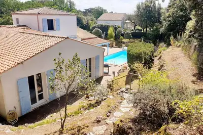 Image de Villa avec piscine et jardin exotique proche plage