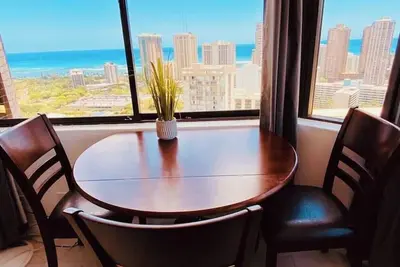 Image de 37th Floor: Amazing Ocean View/Skyline, 2b/2b, Walk to Waikiki beaches.
