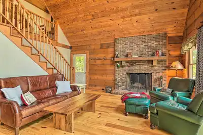 Image de Game Room! Lakefront Family Cabin in Landrum