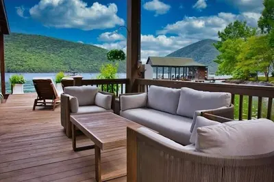 Image de Hot Tub! Beautiful Mountain Views! Wifi! Come Visit \"Off the Bow\"!