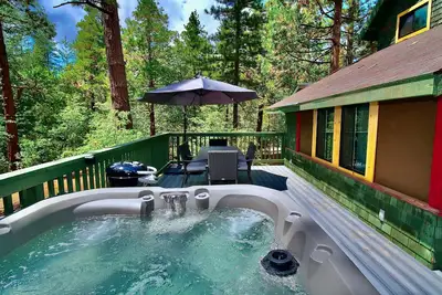 Image de Peaceful Cabin: Vintage Stove, Hot Tub, Walk To Town! ! !