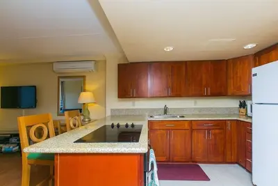 Image de (2) Yacht Harbor Modern Oceanfront & Oceaview Ilikai Condo w/ Renovated Kitchen