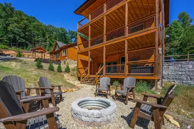 Image de Close to it all! Private Indoor Pool, Firepit, Views, Pool Table, & Free Tix!