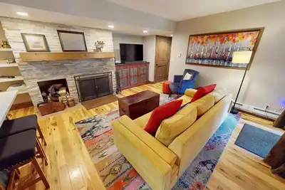 Image de Pool, Hot Tub! Comfy 1st Floor Unit. Walk to River, Dining, Activities