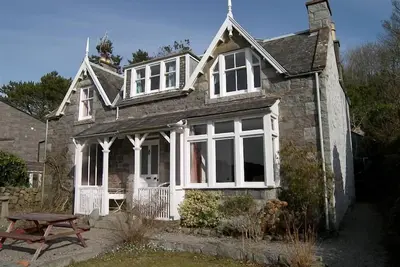 Rocklea -  a house that sleeps 8 guests  in 4 bedrooms