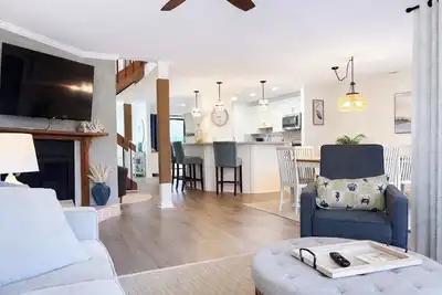 Image de Spacious 2058 sq 3br - Minutes to the beach - Newly Renovated - Sleeps 8 & Pets